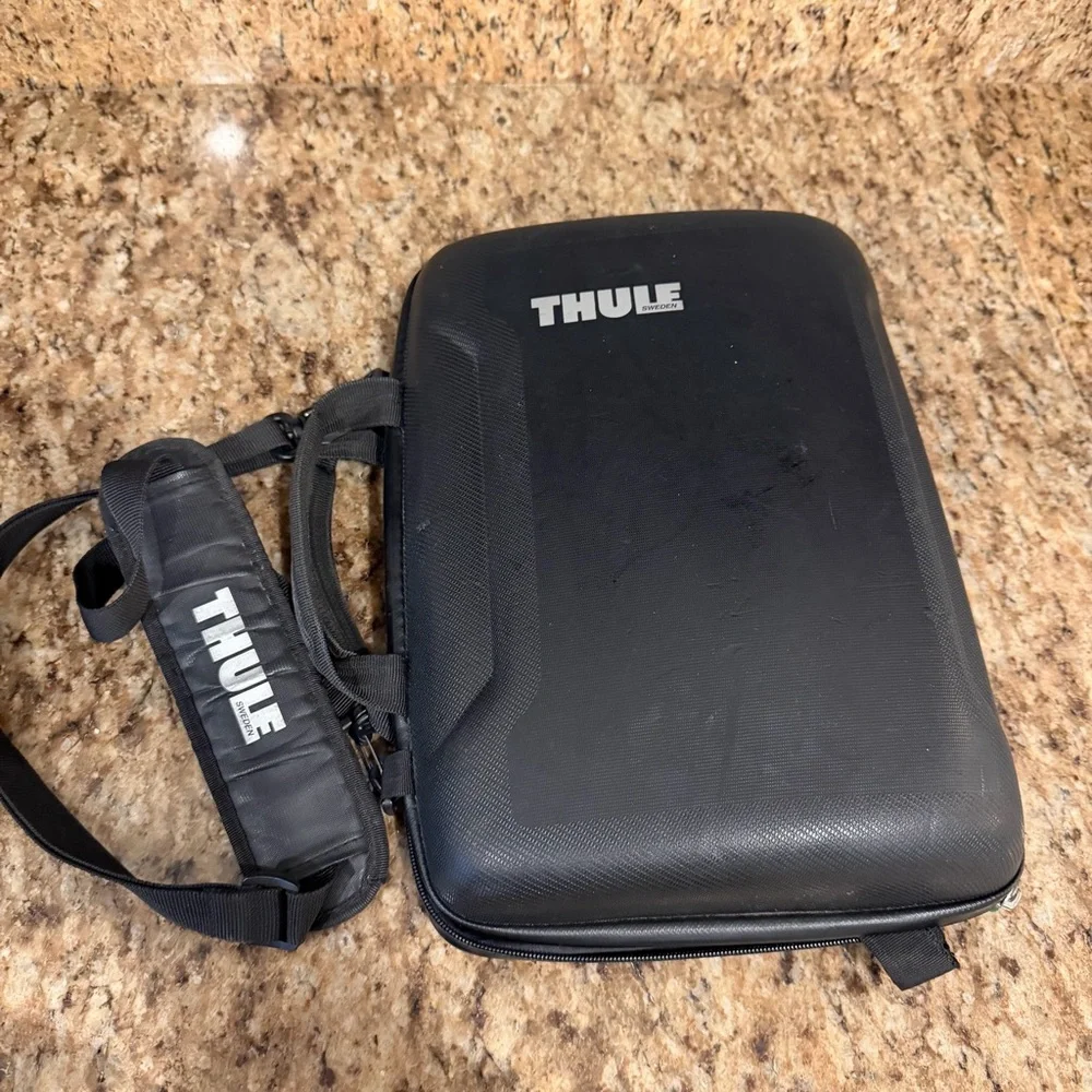 Thule Sweden MacBook Hard Small Laptop Carrying Case Bag Black Strap Travel